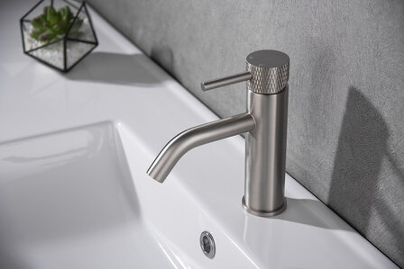 29.5302_Wiesbaden_Ribbd_wastafelmengkraan_geborsteldstaal_sinktap_designfaucet_brushedsteelfaucet_BanheiroCompleto_bathroomdesi
